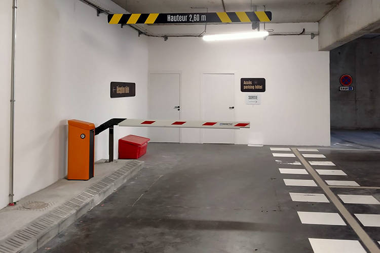 Barrière levante AireServices installée au Domaine du Liziec, système de contrôle d’accès pour parking à l'intérieur