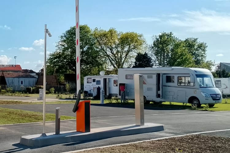 Lecteur de plaques d’immatriculation AireServices pour l’entrée de parking, camping ou aire de camping-cars, permettant le contrôle d’accès automatique.