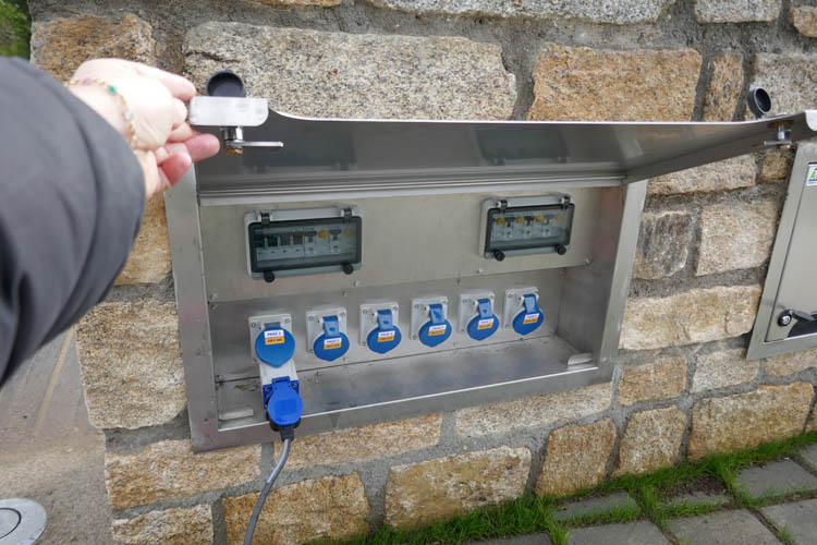 Borne encastrable de distribution d’eau et d’électricité, solution AireServices / AireCity pour alimenter temporairement les espaces publics ou zones de marché.